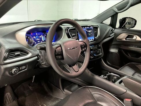 Used 2024 Chrysler Pacifica Limited w/ Uconnect Theater Family Group AWD/4WD image 15