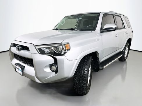 Used 2016 Toyota 4Runner SR5 image 3