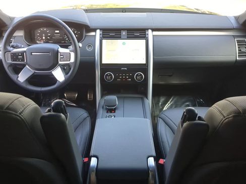 Used 2025 Land Rover Discovery Dynamic SE image 15