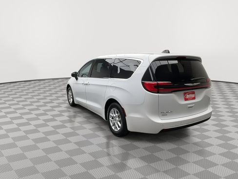 Used 2023 Chrysler Pacifica Touring-L image 36