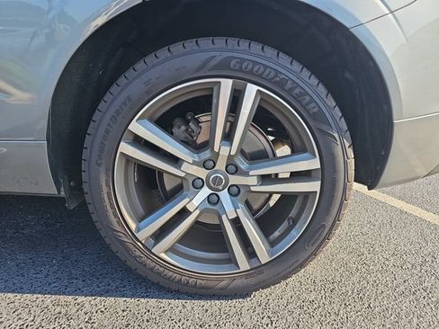Used 2019 Volvo XC60 T6 Momentum w/ Multimedia Package AWD/4WD image 9
