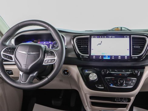 Used 2023 Chrysler Pacifica Touring-L FWD image 17