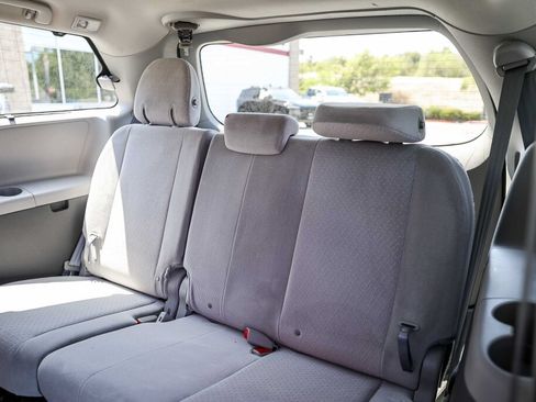 Used 2020 Toyota Sienna LE w/ Carpet Mat Package FWD image 9