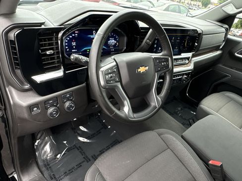 Used 2025 Chevrolet Silverado 1500 LT AWD/4WD image 13