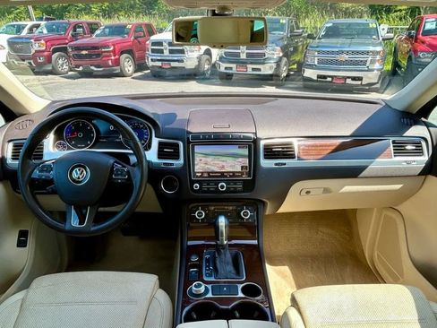 Used 2016 Volkswagen Touareg TDI image 19