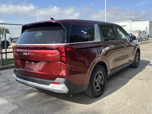 Used 2025 Kia Carnival FWD image 11
