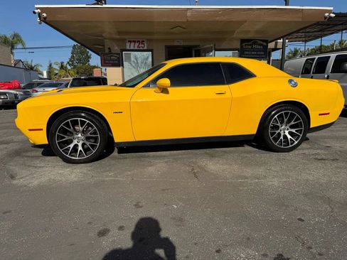 Used 2017 Dodge Challenger R/T RWD image 7