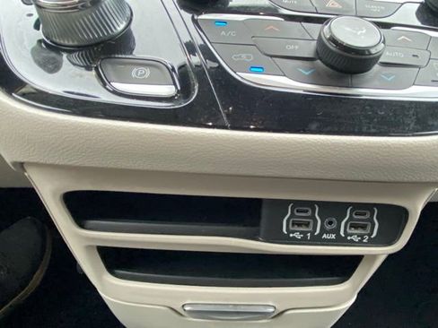 Used 2023 Chrysler Pacifica Touring-L image 22