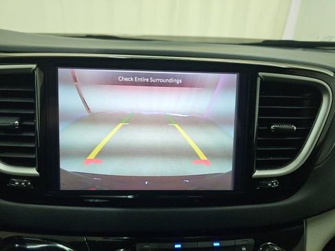 Used 2023 Chrysler Pacifica Touring-L FWD image 6