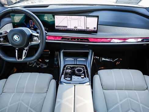 Used 2026 BMW 750e xDrive image 10
