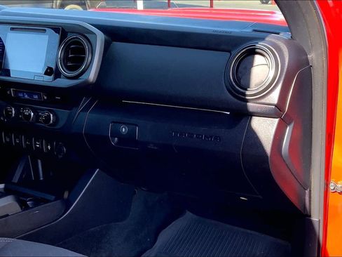 Used 2017 Toyota Tacoma TRD Sport w/ Premium & Technology Package image 19