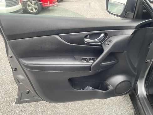 Used 2018 Nissan Rogue SV AWD/4WD image 12