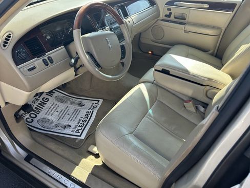 Used 2008 Lincoln Town Car Signature Limited image 6