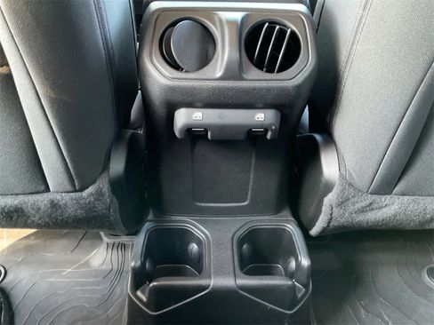 Used 2022 Jeep Gladiator Willys image 22