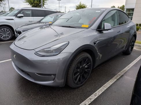 Used 2025 Tesla Model Y Long Range RWD image 5