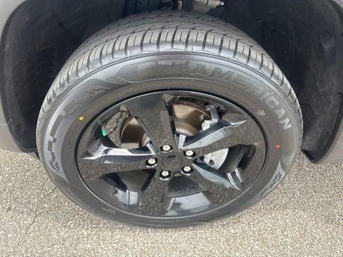 Used 2023 Jeep Grand Cherokee Altitude RWD image 12