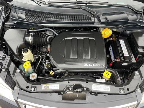 Used 2014 Chrysler Town & Country Touring FWD image 10
