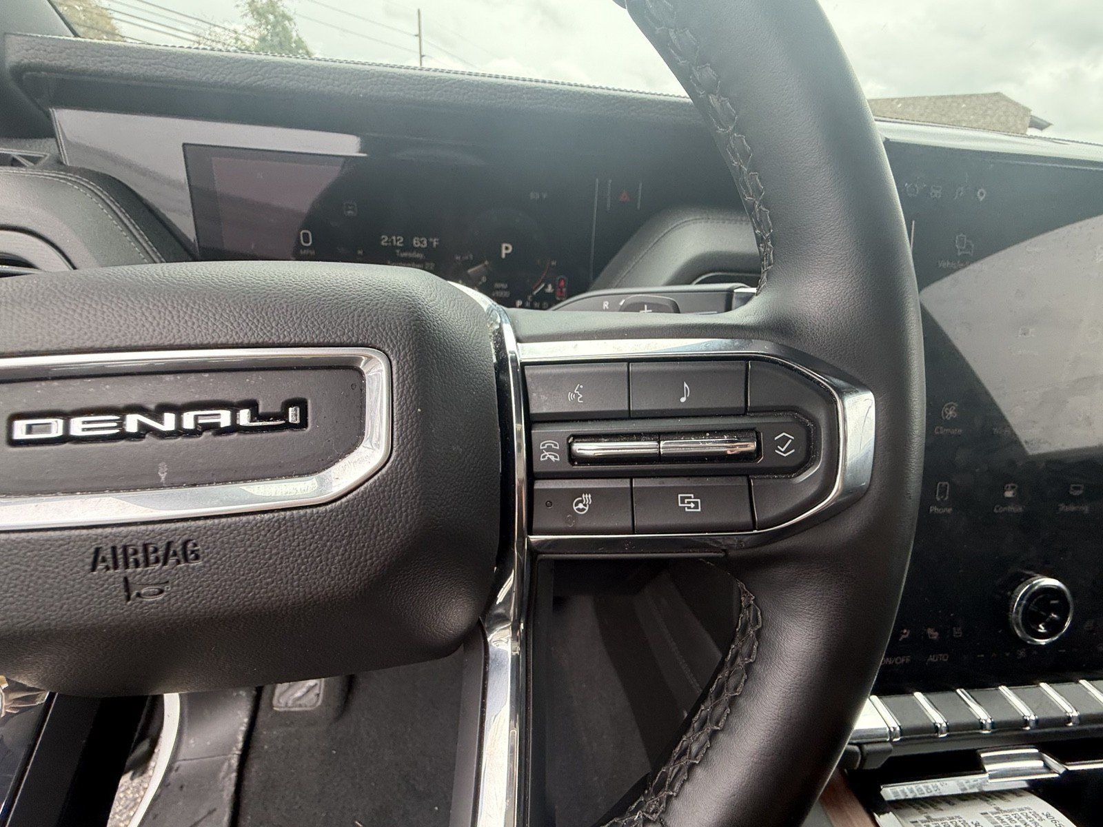 Used 2025 GMC Yukon Denali AWD/4WD image 16