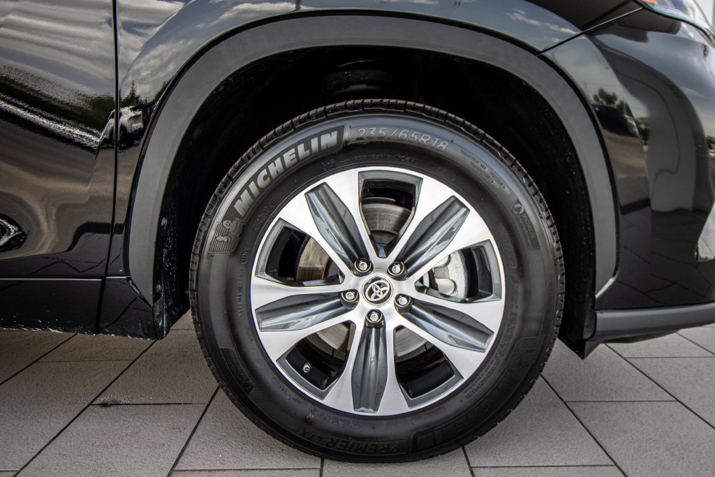 Used 2024 Toyota Highlander XLE FWD image 4