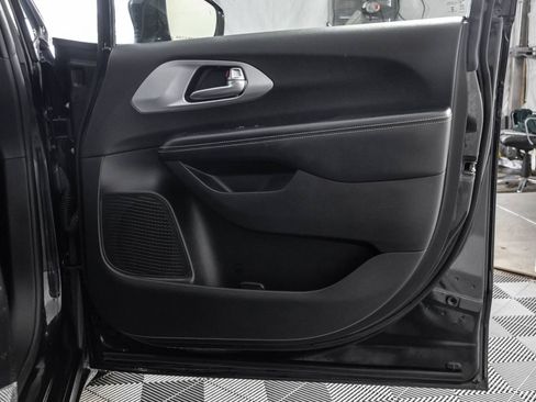 Used 2022 Chrysler Pacifica Touring-L w/ Uconnect Theater Family Group FWD image 47