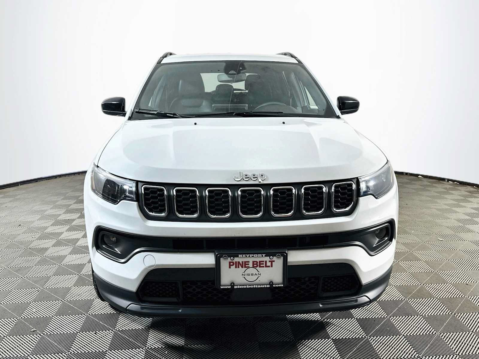 Used 2024 Jeep Compass Latitude AWD/4WD image 2