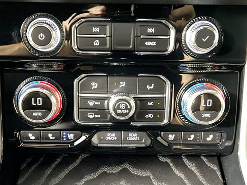 Used 2024 GMC Yukon XL Denali AWD/4WD image 26