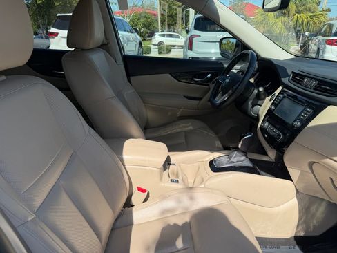 Used 2017 Nissan Rogue SL w/ SL Premium Package FWD image 9