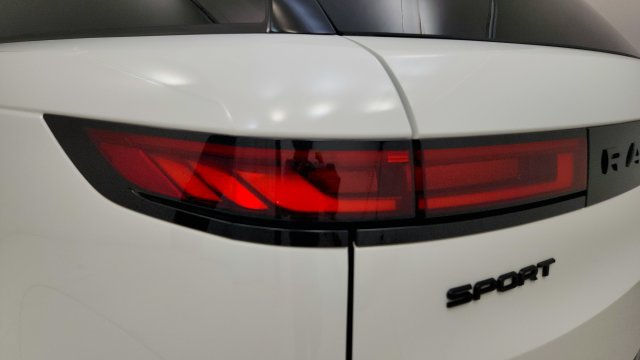 Used 2025 Land Rover Range Rover Sport SE AWD/4WD image 25
