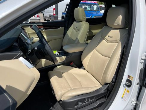 Used 2017 Cadillac XT5 Luxury w/ Driver Awareness Package FWD image 18