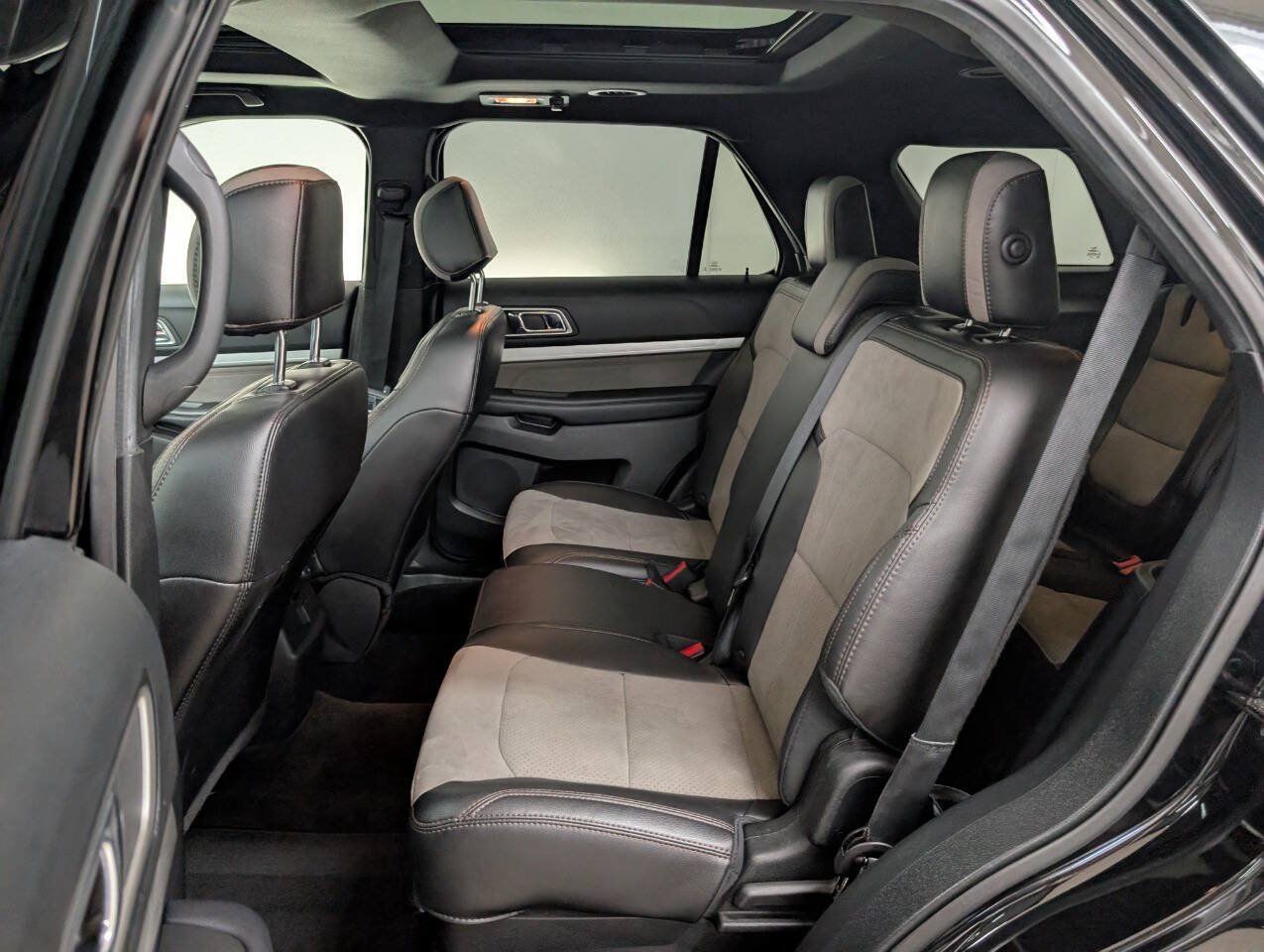 Used 2017 Ford Explorer XLT w/ XLT Technology Feature Bundle AWD/4WD image 14