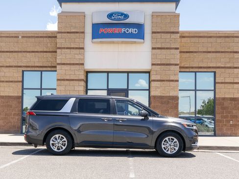 Used 2022 Kia Carnival LX FWD image 5