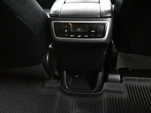 Used 2018 Toyota Highlander SE FWD image 3