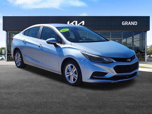 Used 2017 Chevrolet Cruze LT image 2