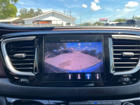 Used 2020 Chrysler Pacifica Touring-L FWD image 32
