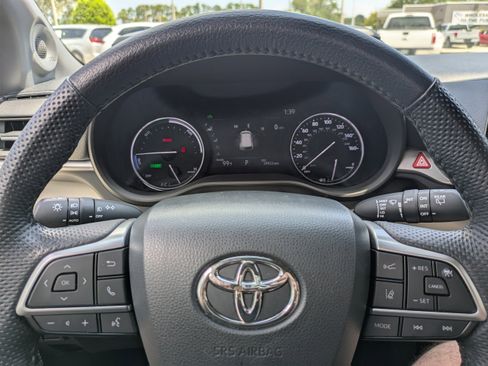 Used 2023 Toyota Sienna Limited image 31