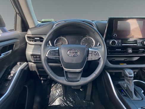Used 2023 Toyota Highlander XLE FWD image 12