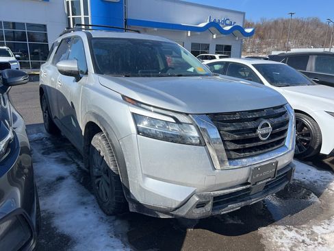 Used 2022 Nissan Pathfinder SV w/ SV Premium Package image 3