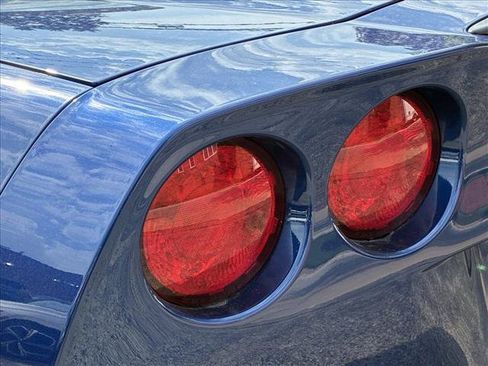 Used 2005 Chevrolet Corvette Convertible RWD image 11