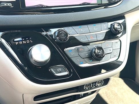 Used 2022 Chrysler Pacifica Touring-L image 34