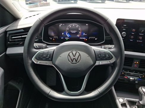 Used 2025 Volkswagen Jetta SE FWD image 18
