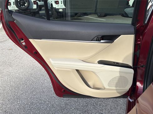 Used 2018 Toyota Camry LE FWD image 19