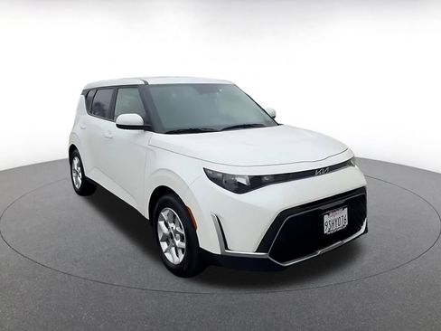 Used 2025 Kia Soul LX w/ LX Technology Package image 3