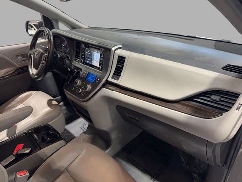 Used 2020 Toyota Sienna XLE image 30