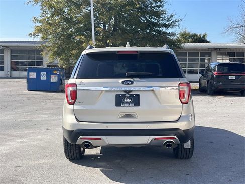 Used 2017 Ford Explorer XLT w/ Equipment Group 202A image 4