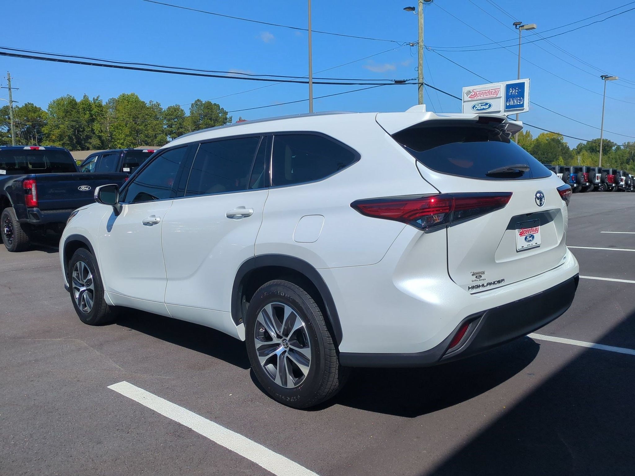 Used 2022 Toyota Highlander XLE FWD image 9