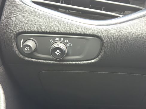 Used 2017 Chevrolet Malibu LT FWD image 29