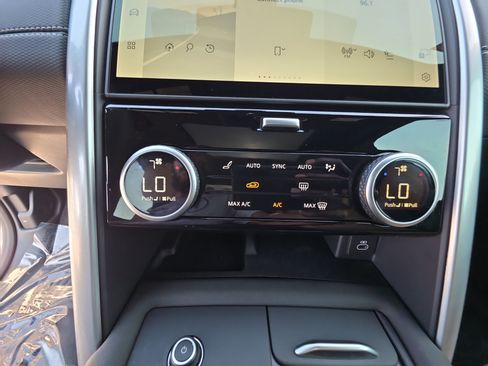Certified 2025 Land Rover Discovery Dynamic SE AWD/4WD image 21