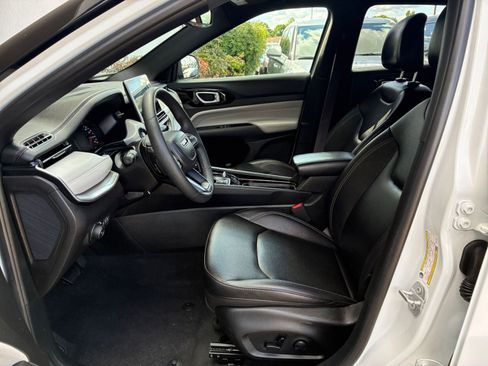 Used 2025 Jeep Compass Limited image 28