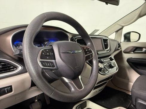 Used 2018 Chrysler Pacifica L FWD image 15