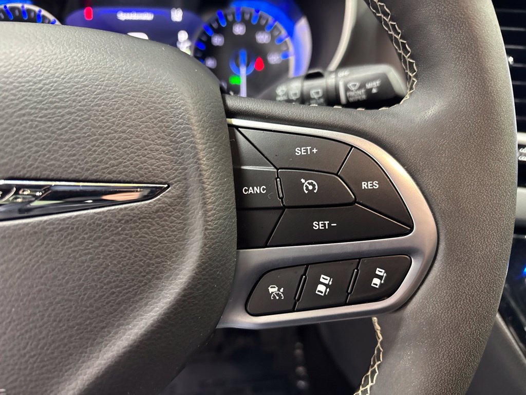 Used 2025 Chrysler Pacifica Select FWD image 14